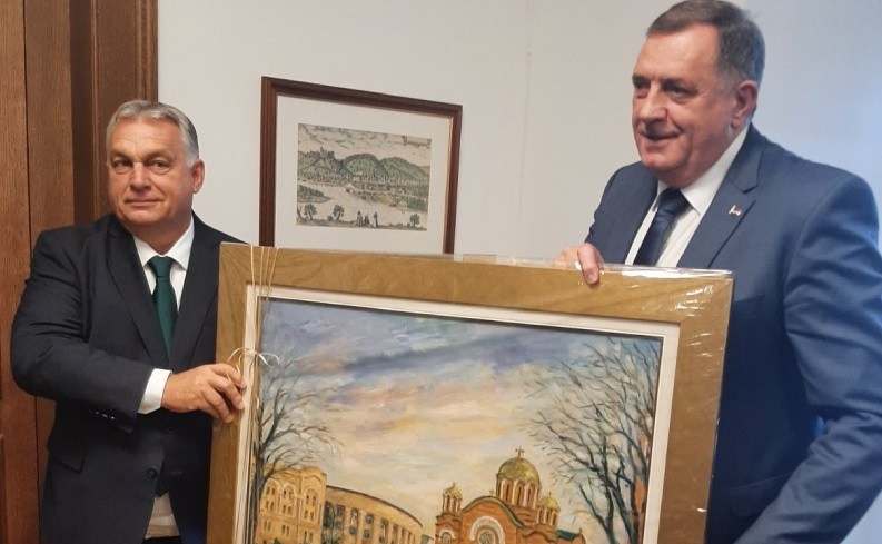 Dodik Orbanu poklonio sliku Banja Luke: Naši odnosi su odlični