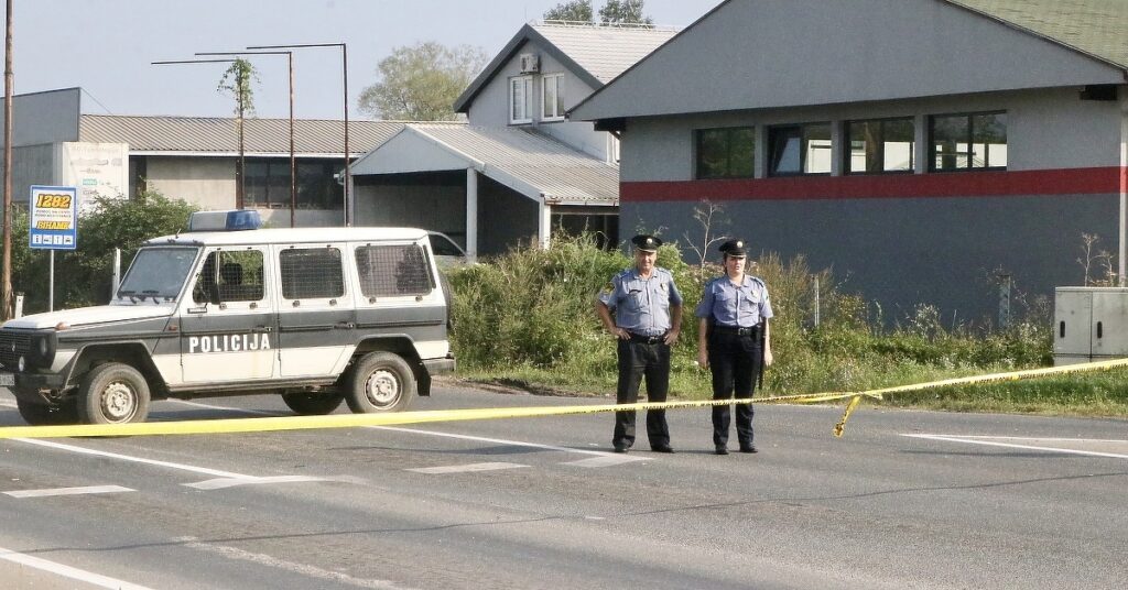 Muškarac pucao na više osoba: Ranio policijskog službenika