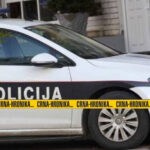 Muškarac (53) osumnjičen za zlostavljanje 77-godišnje žene. Policija mu u kući pronašla arsenal oružja