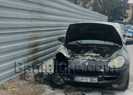 U Banjaluci gorio skupocjeni Porsche Cayenne