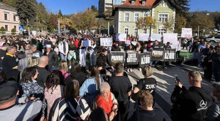 “Svi smo mi Azur”: Veliki broj građana na protestima u Cazinu