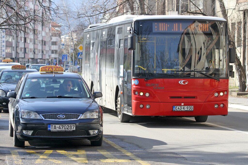 Putnica s nevažećom kartom odbila da napusti autobus. Tvrdi da je vozač galamio na nju