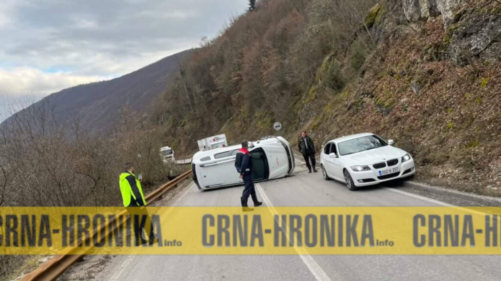 (VIDEO) Prevrnuto vozilo Caritasa: Pogledajte video sa mjesta nesreće