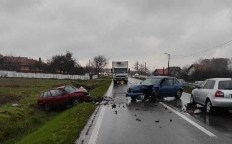 Pet osoba povrijeđeno u nesreći kod Bijeljine, auto završio u kanalu