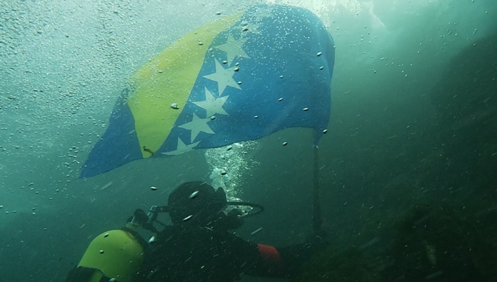 Dan državnosti Bosne i Hercegovine obilježen postavljenjem zastave BIH na dno rijeke Une