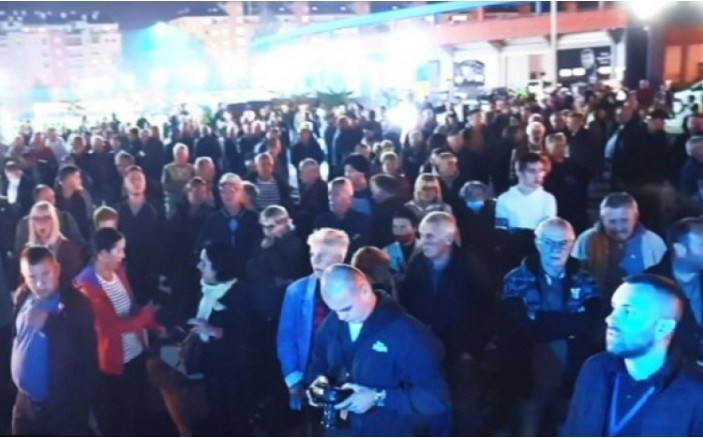 Počeo protest ispred zgrade RTRS-a