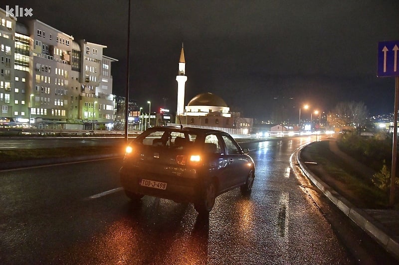 (VIDEO) Seatom naletio na mladiće koji su stajali pored automobila