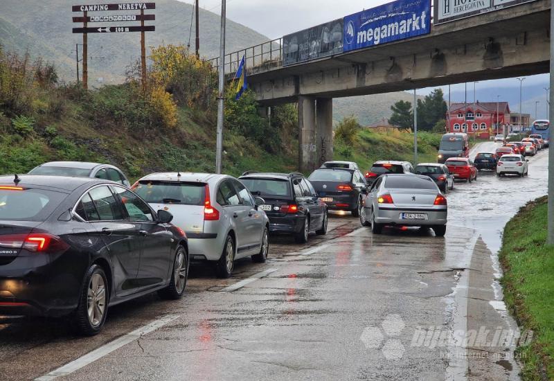 (VIDEO) Kiša napravila saobraćajni kolaps u Mostaru