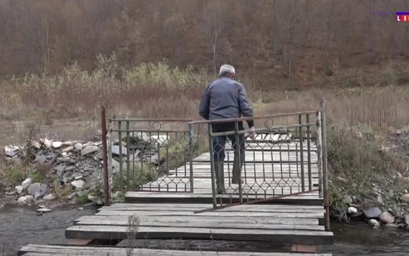 Srbin postavio kapiju sa katancem na most kako ga komšije ne bi mogle koristiti