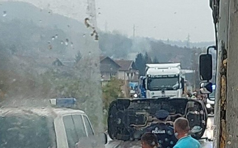 Nesreća na M-17 Zenica-Nemila: Prevrnut automobil, saobraćaj preusmjeren