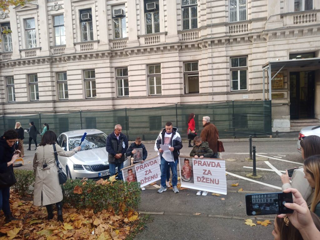 Na proteste za malenu Dženu došli samo porodica i advokatski tim