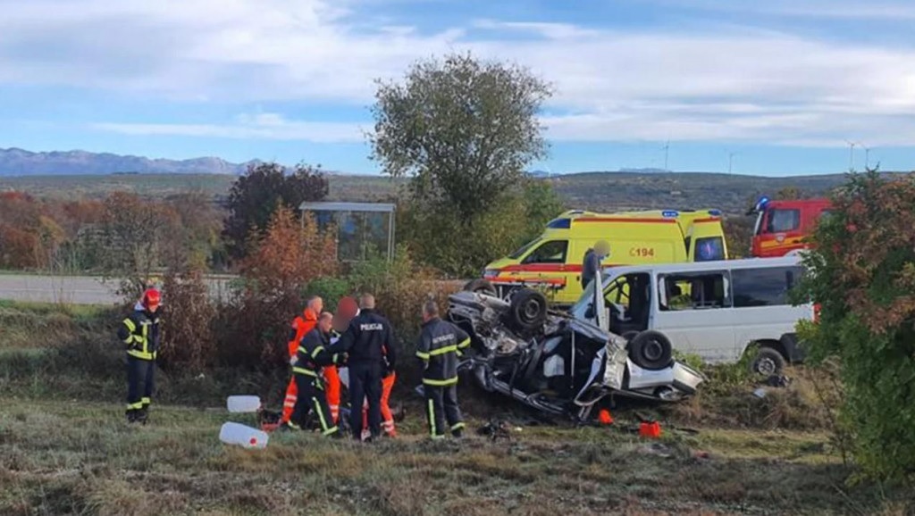 Kombi se zabio u automobil, jedna osoba poginula, 10 je povrijeđenih