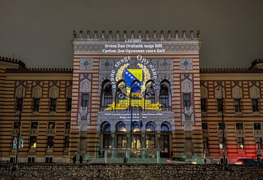 Sarajevska Vijećnica u bojama OSBiH (FOTO)