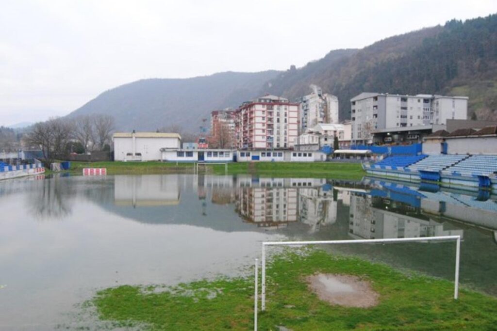 Obilne padavine u Zvorniku: Drina potopila stadion