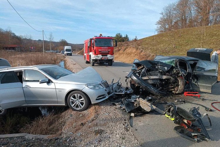 (FOTO) U teškoj saobraćajnoj nesreći preminuo Miroslav: Vatrogasci rezali automobile da izvuku osobe iz njih