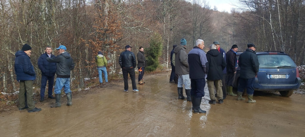 Građani blokirali put zbog izvoza šume: “Godinama smo tražili asfalt, po prvi put smo ga dobili i nećemo dopustiti da ga unište”