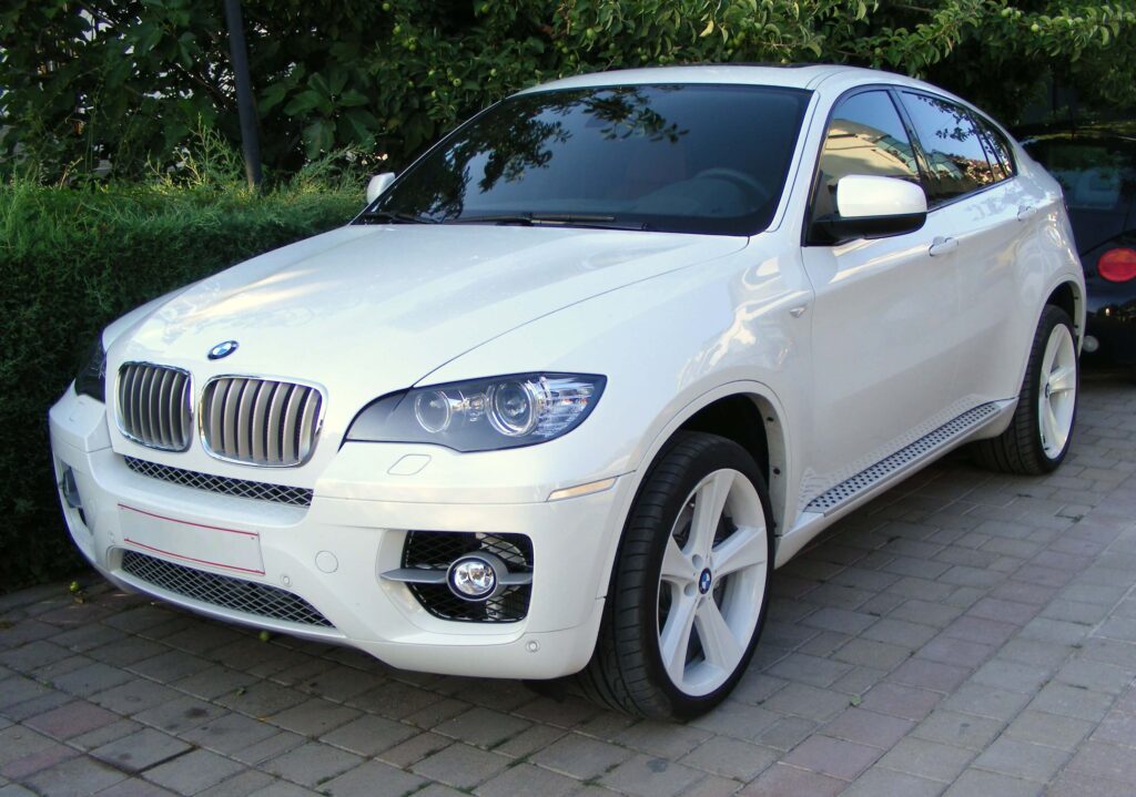 Iz BMW X6 ukradena ženska torbica s bankovnim karticama