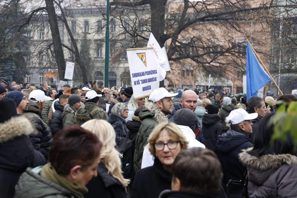 Okončani mirni protesti ispred zgrade Vlade KS-a: Premijer nije napadnut