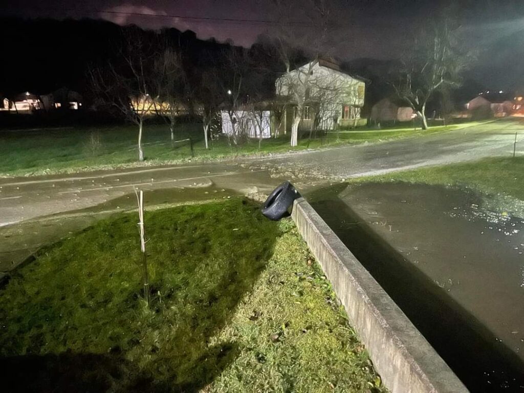 (FOTO) Stanovnici Hadžića strahuju: Jezero iz arapskog naselja ugrožava kuće