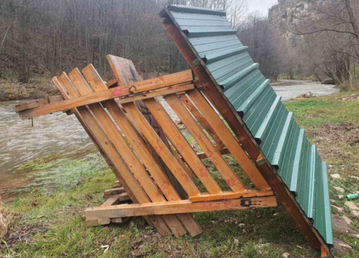 Strašno, nadomak centra Sarajeva: Nepoznati vandali ponovo uništavali Aleju ambasadora (FOTO)