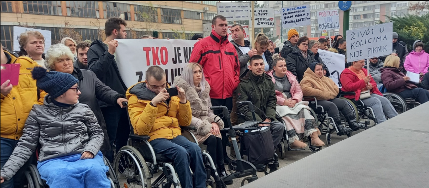 Protest osoba sa invaliditetom ispred zgrade Vlade FBiH, skandiraju: “Zajedno, zajedno”