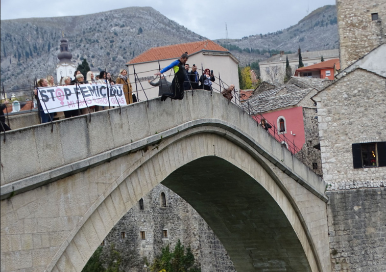 Jedan od najtužnijih skokova sa Starog mosta: Za sve žene – stop femicidu!