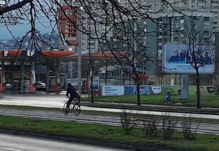 Šta radi ovaj biciklista? Vozi se tramvajskom prugom, ne vodi računa o tramvaju.. (FOTO)