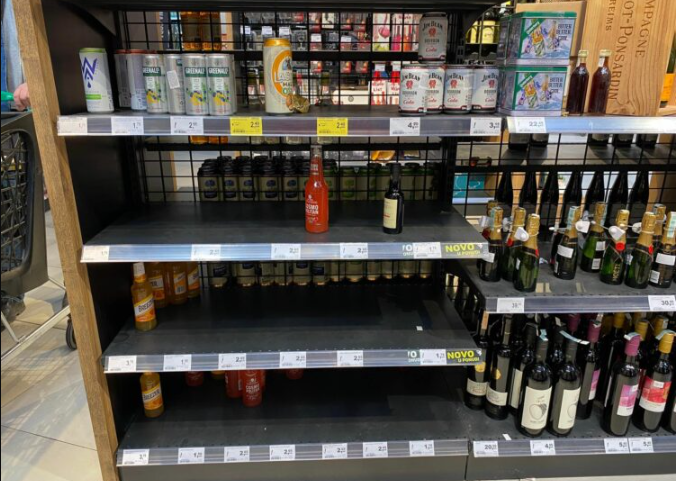 Police sa alkoholom i grickalicama u velikom broju prodavnica skoro prazne (FOTO)