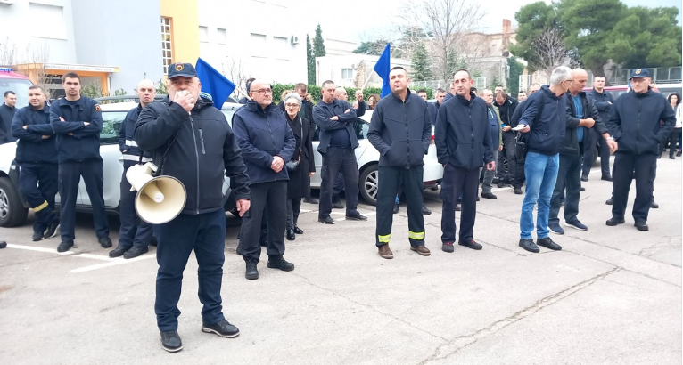 Vatrogasci na protestima ispored Gradske vijećnice u Mostaru (VIDEO)