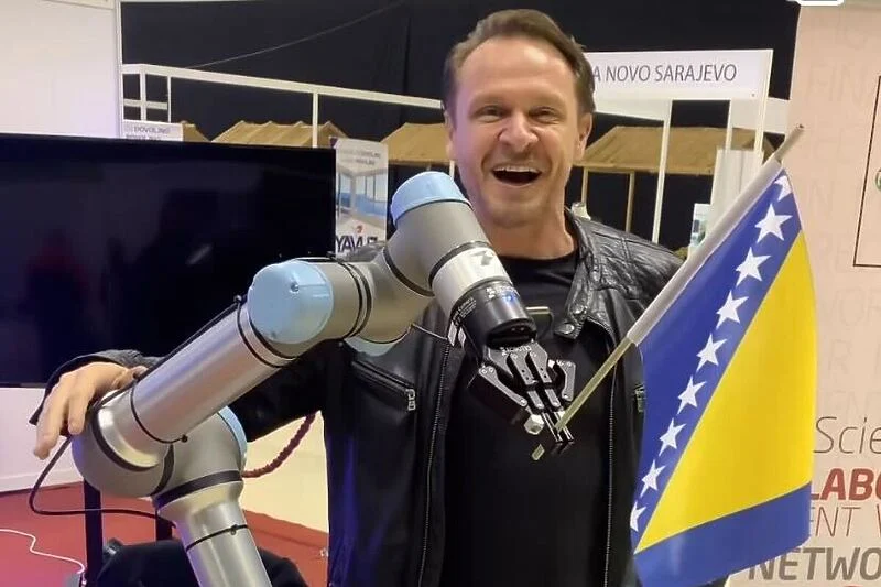 (VIDEO) Bešlagić pokazao bosanskohercegovačkog robota: “Pogledajte kako izgleda prvi bh. robot – navijač”