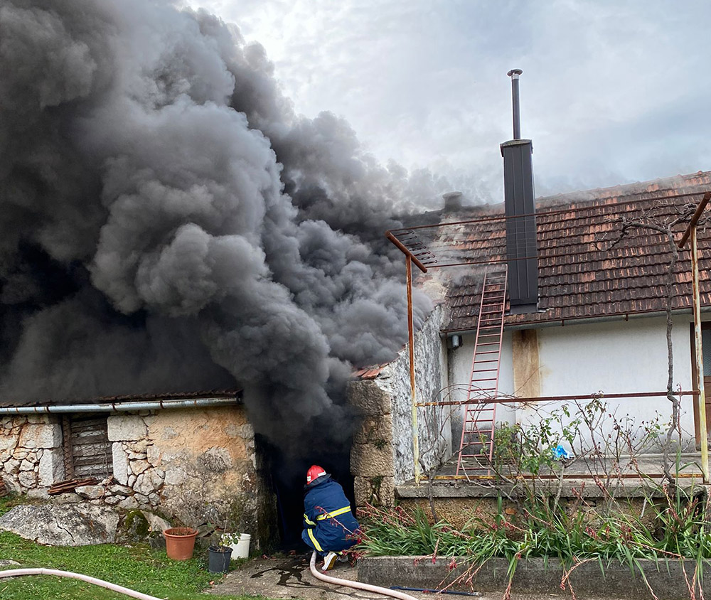 (FOTO) Požar na porodičnoj kući u Hercegovini: Vatrogasci skoro 4 sati gasili požar