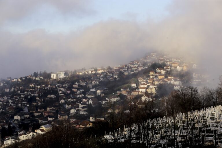 Šta udišemo? Pogledajte u kakvoj magli i smogu je osvanulo Sarajevo (FOTO)