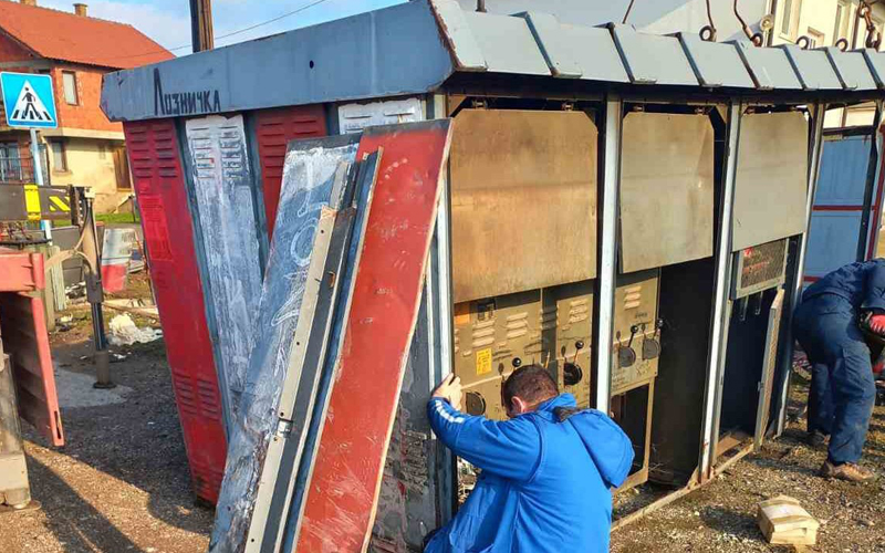 Vozač se automobilom zabio i uništio trafo-stanicu