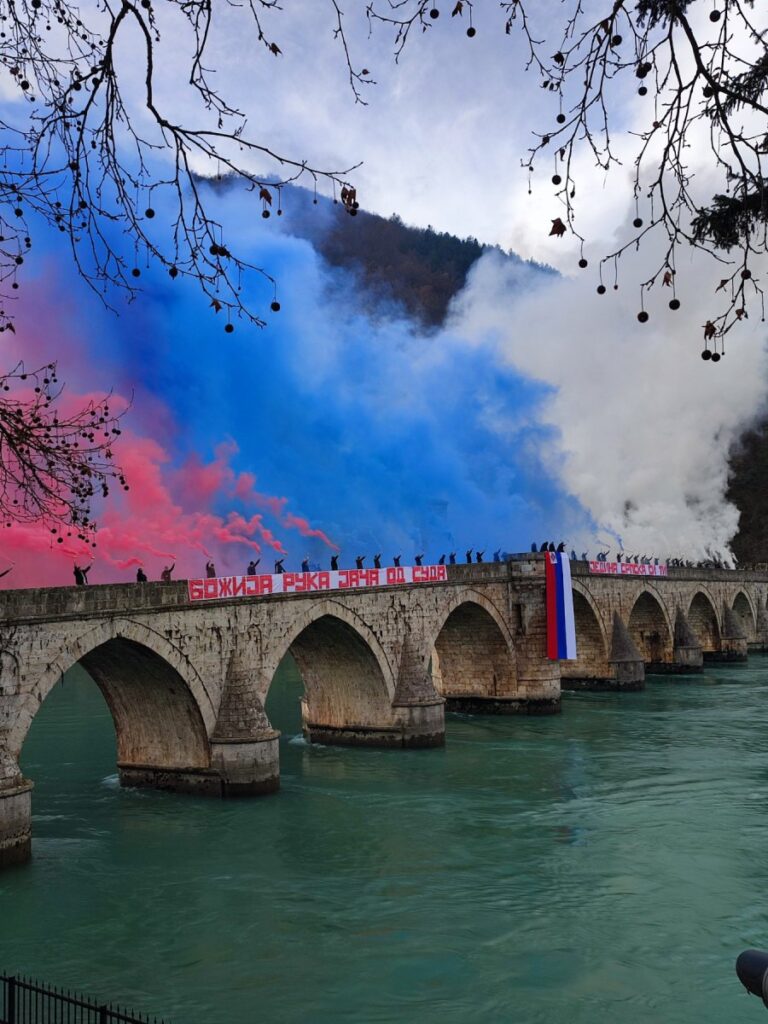 (FOTO) Navijači Crvene zvezde palili baklje i dimne bombe u Višegradu