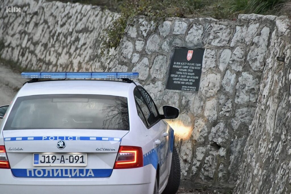 U samo nekoliko sati zamijenjena razbijena ploča Mladiću na Vracama. Novu čuva je policija RS-a