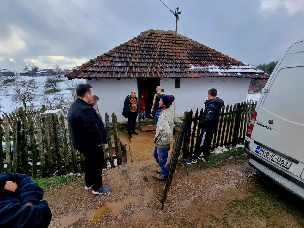 (FOTO) Potresna priča iz Visokog: Od neimaštine im oduzeli djecu. Sedmočlana porodica živi preteško”