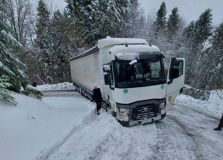 Kamiondžija iz Turske zapeo na Ponijerima: Topao dom, večeru i društvo pružila mu je porodica iz Kaknja