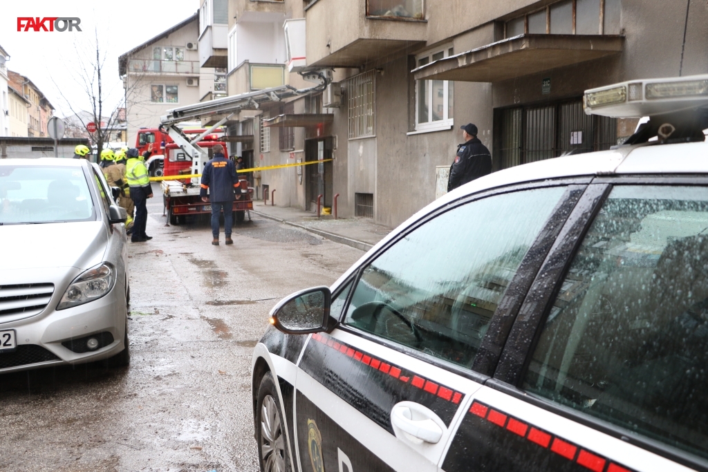 Stanari zgrade na Kovačićima osjetili da curi plin, vatrogasci u stan ulaze preko balkona