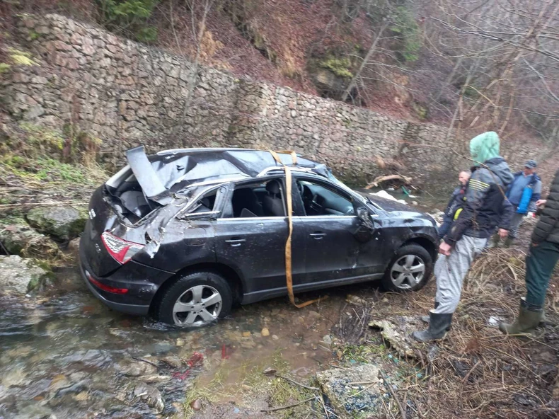 Četiri muškarca preživjela pad džipa: Krenuli po badnjak, pa sletjeli sa puta