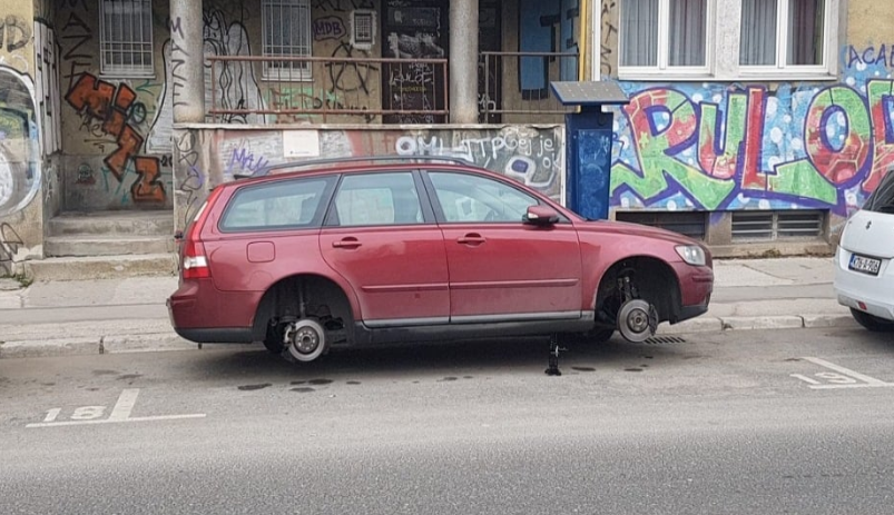 Sramno ponašanje: Još tri vozila sa srbijanskim tablicama oštećena u Sarajevu (FOTO)