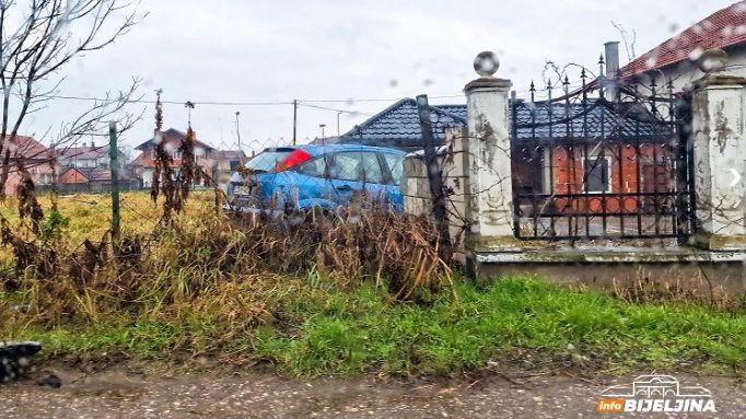 (VIDEO) Izgubio kontrolu i s Fordom završio u dvorištu kuće