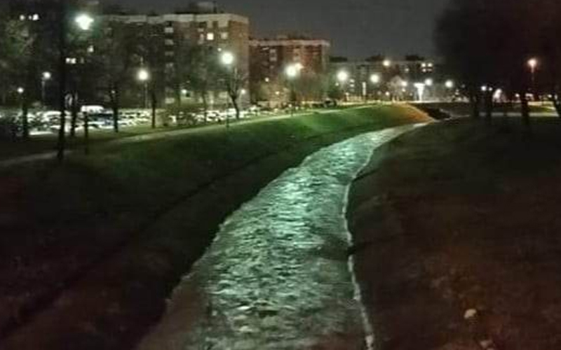 Kako je muškarac upao u potok? Urinirao u nju pa se poskliznuo?