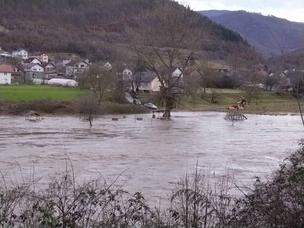 Kiša koja pada pravi probleme: Drina poplavila goraždansko izletište