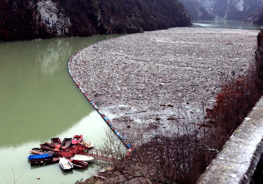 Građani ogorčeni, a vlast ne reaguje : “Drina zatrpana smećem “