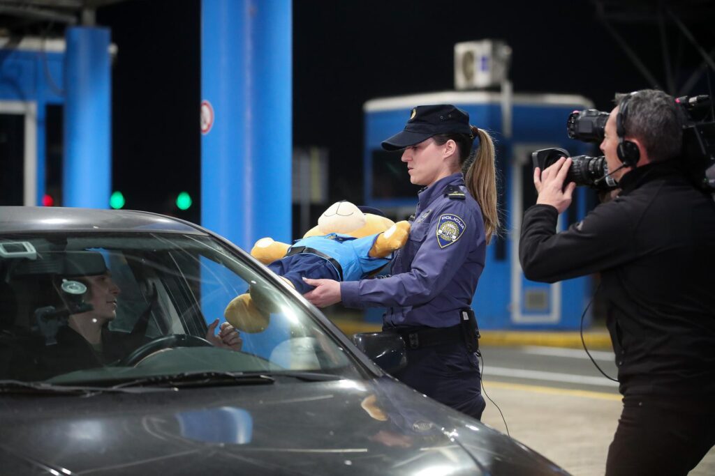 Hrvati od danas mogu u Europu bez dokumenata: Na granici vozači kao poklon dobili policijskoj medu