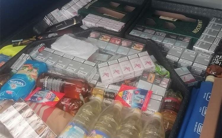 Vozač pokušao prenijeti 10.000 cigareta, 10 litara rakije, Vegetu i ulje