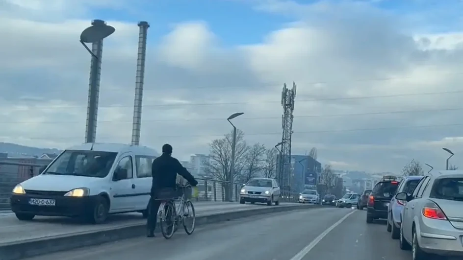 (VIDEO) Vozači trotoarom a pješaci cestom: “Neće meni niko govoriti kuda ću ja voziti”