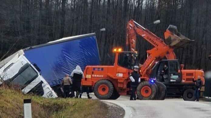 Kamion sletio sa ceste, pa blokirao cestu