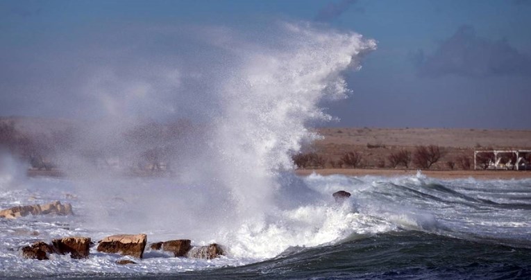 Upozorenje hidrometeorološkog zavoda: Crveni meteoalarm zbog orkanske bure za tri regije