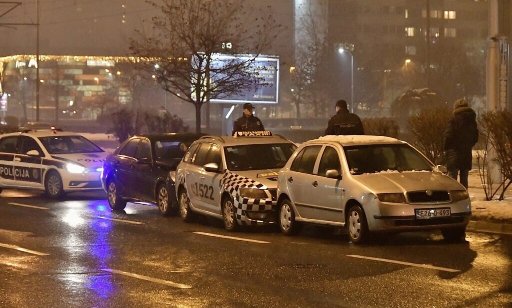 Detalji nesreće u Sarajevu: Dvije osobe prevezene u bolnicu